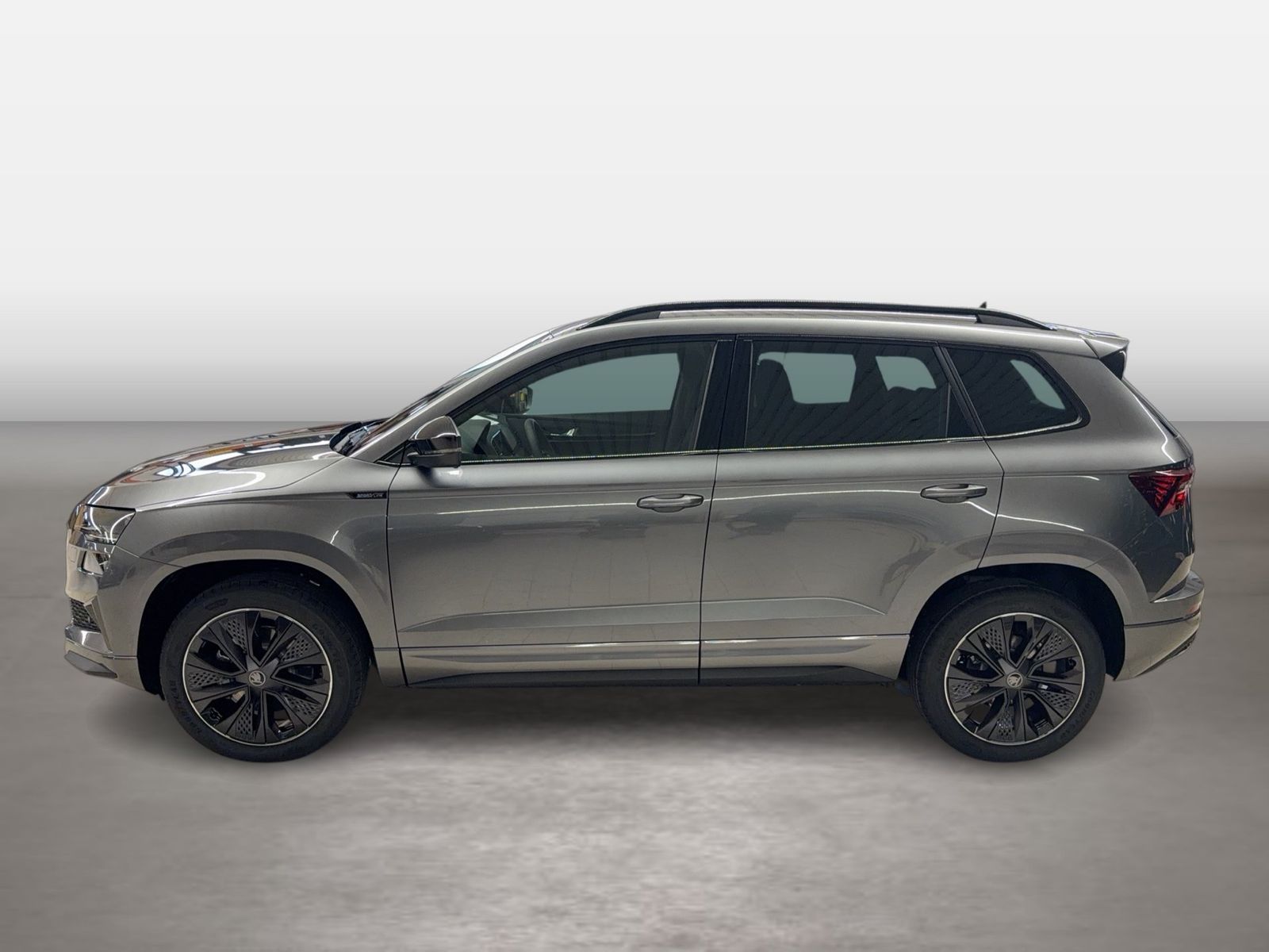 Fahrzeug autohaus mense Fahrzeugabbildung SKODA Karoq Sportline 1.5l TSI 110kW 7-Gang-DSG Matrix - mit KI generiert/bearbeitet