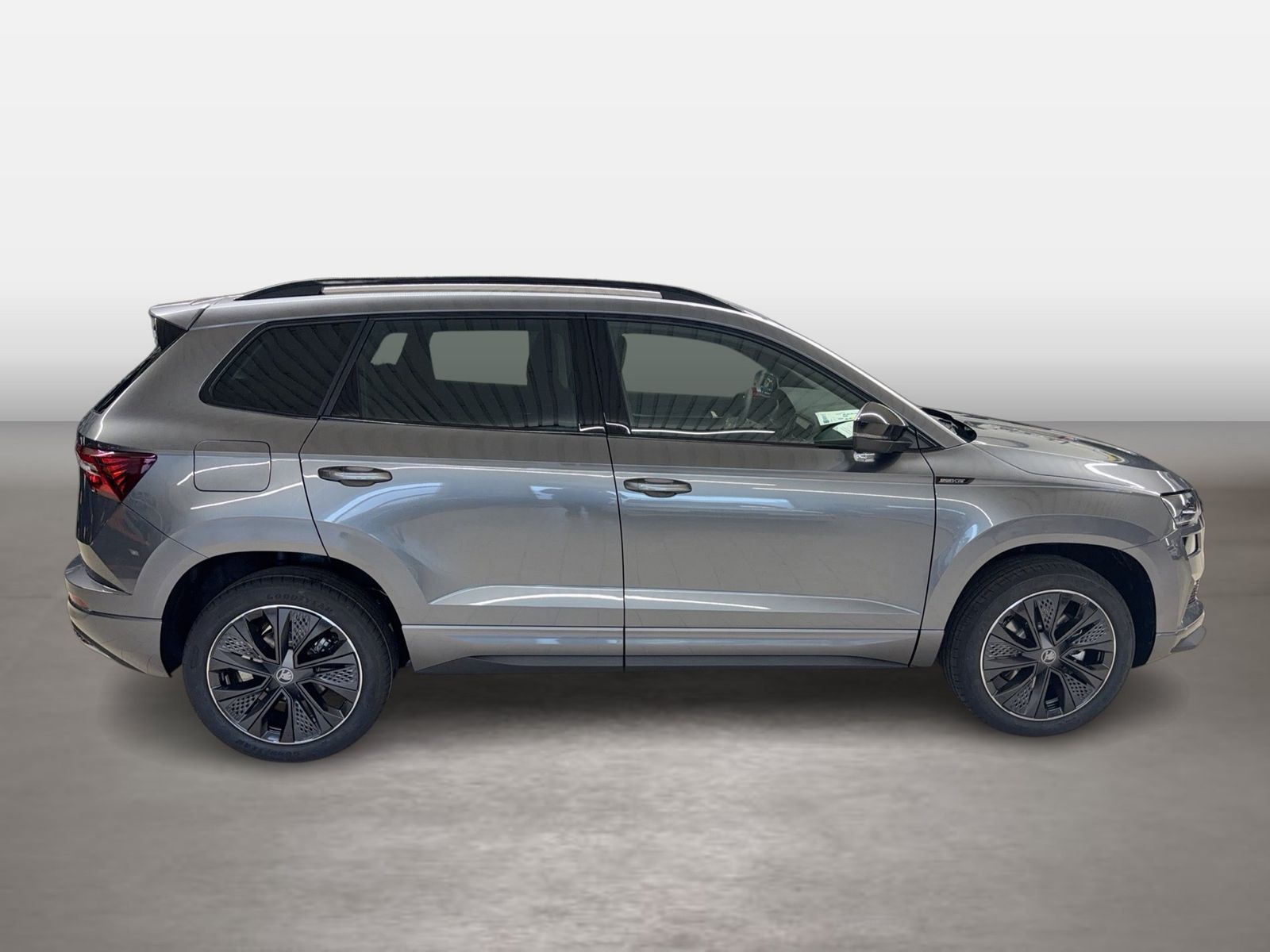 Fahrzeug autohaus mense Fahrzeugabbildung SKODA Karoq Sportline 1.5l TSI 110kW 7-Gang-DSG Matrix - mit KI generiert/bearbeitet