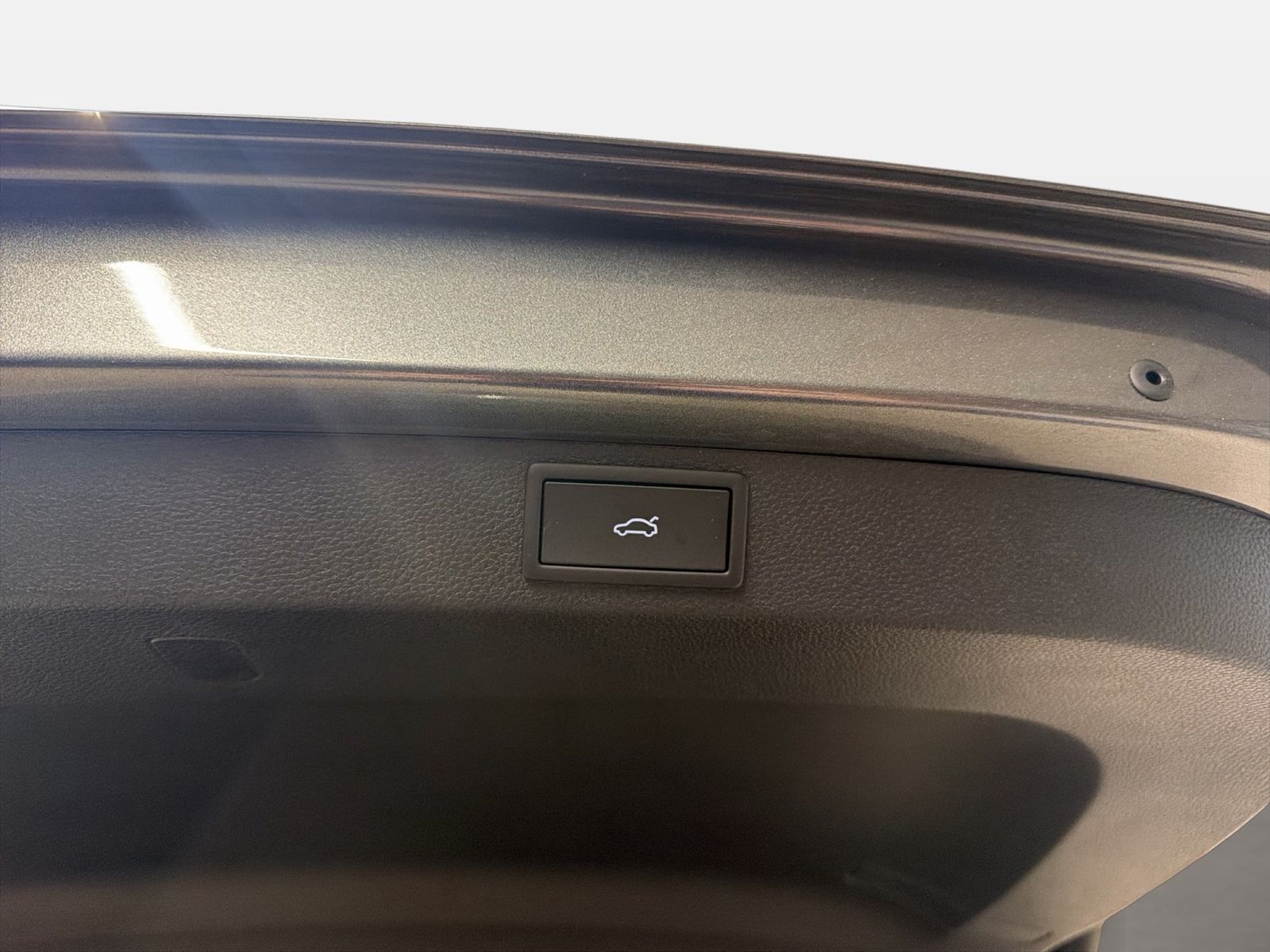Fahrzeug autohaus mense Fahrzeugabbildung SKODA Karoq Sportline 1.5l TSI 110kW 7-Gang-DSG Matrix - mit KI generiert/bearbeitet