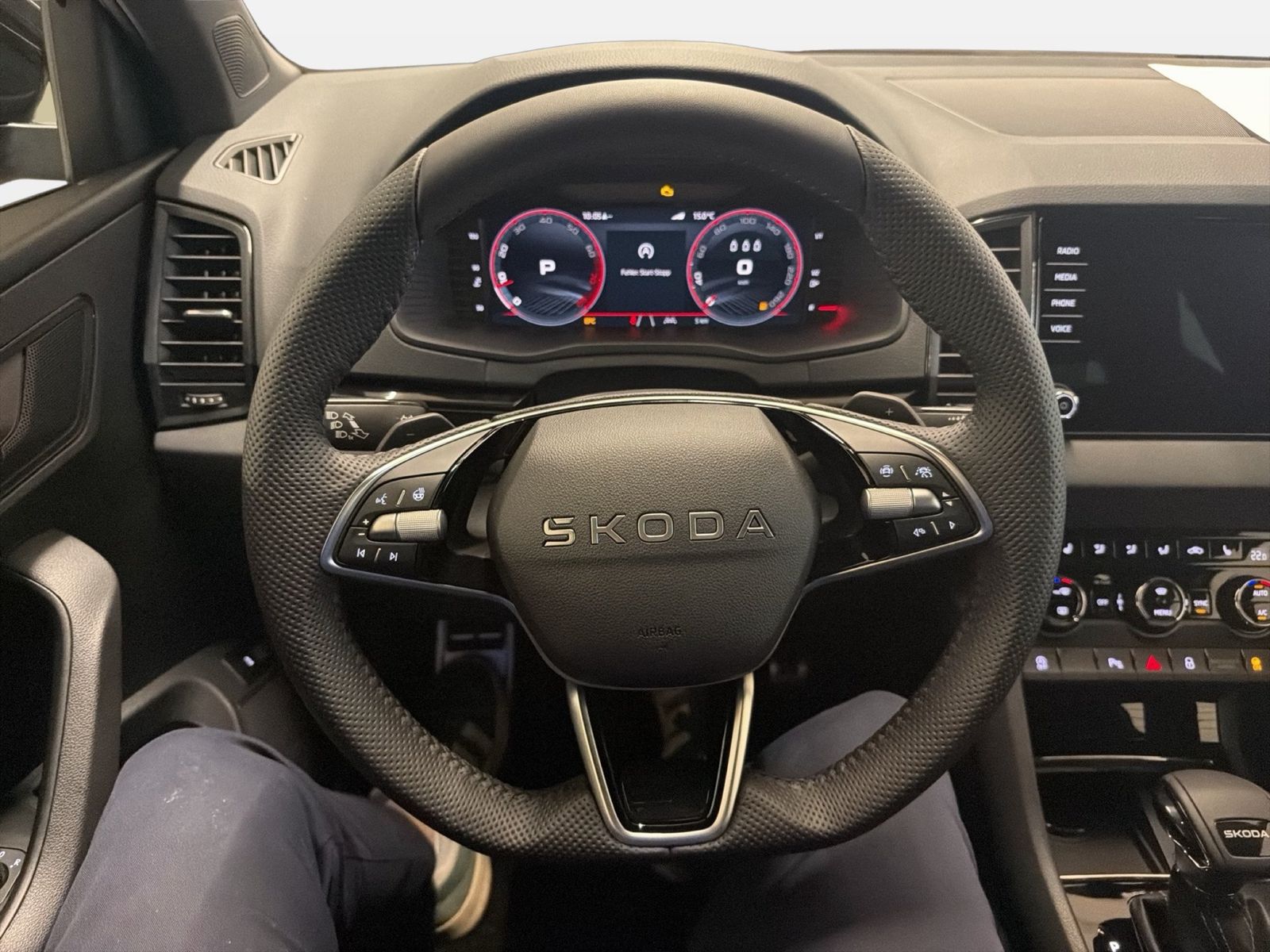 Fahrzeug autohaus mense Fahrzeugabbildung SKODA Karoq Sportline 1.5l TSI 110kW 7-Gang-DSG Matrix - mit KI generiert/bearbeitet