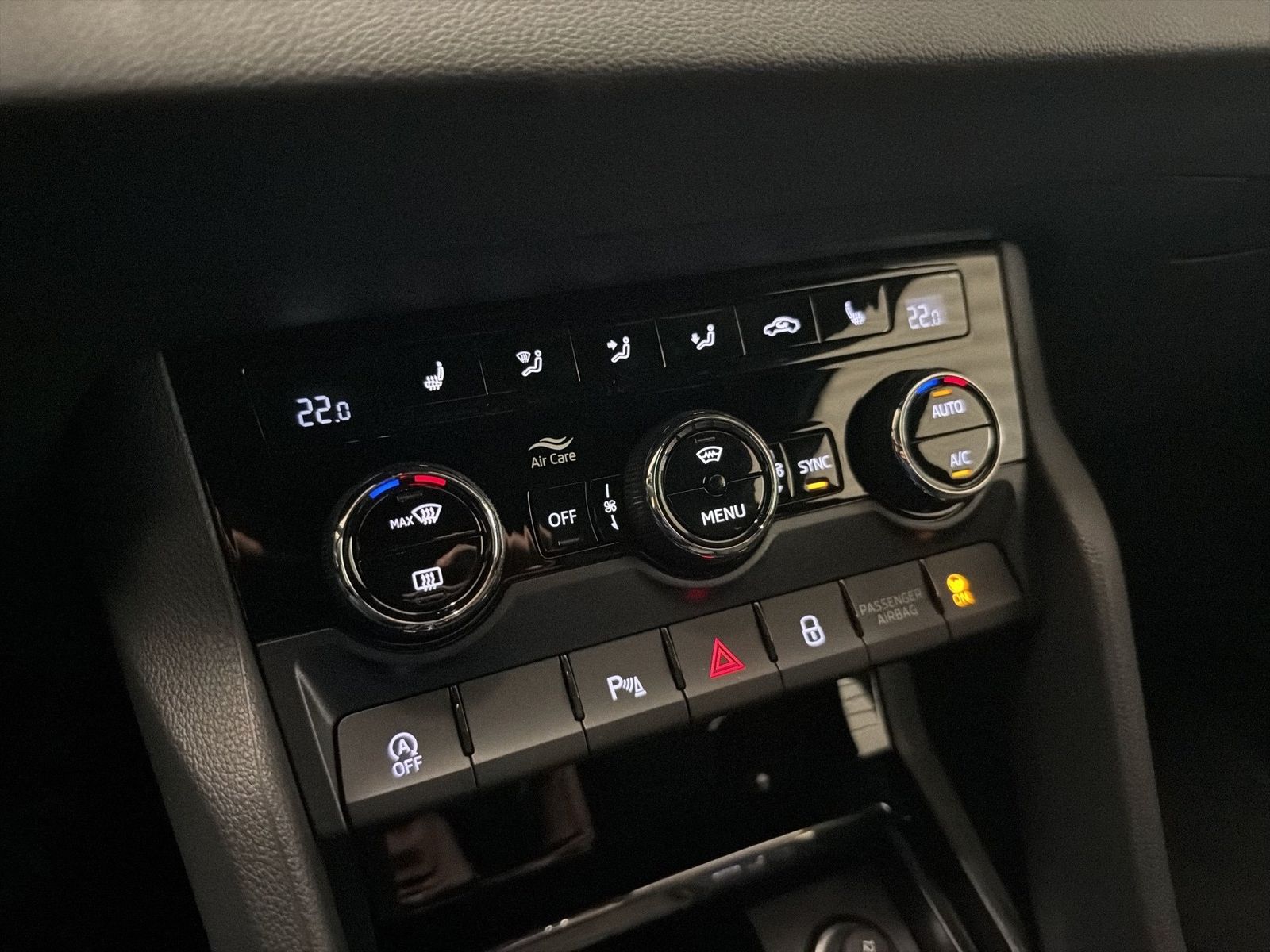 Fahrzeug autohaus mense Fahrzeugabbildung SKODA Karoq Sportline 1.5l TSI 110kW 7-Gang-DSG Matrix - mit KI generiert/bearbeitet