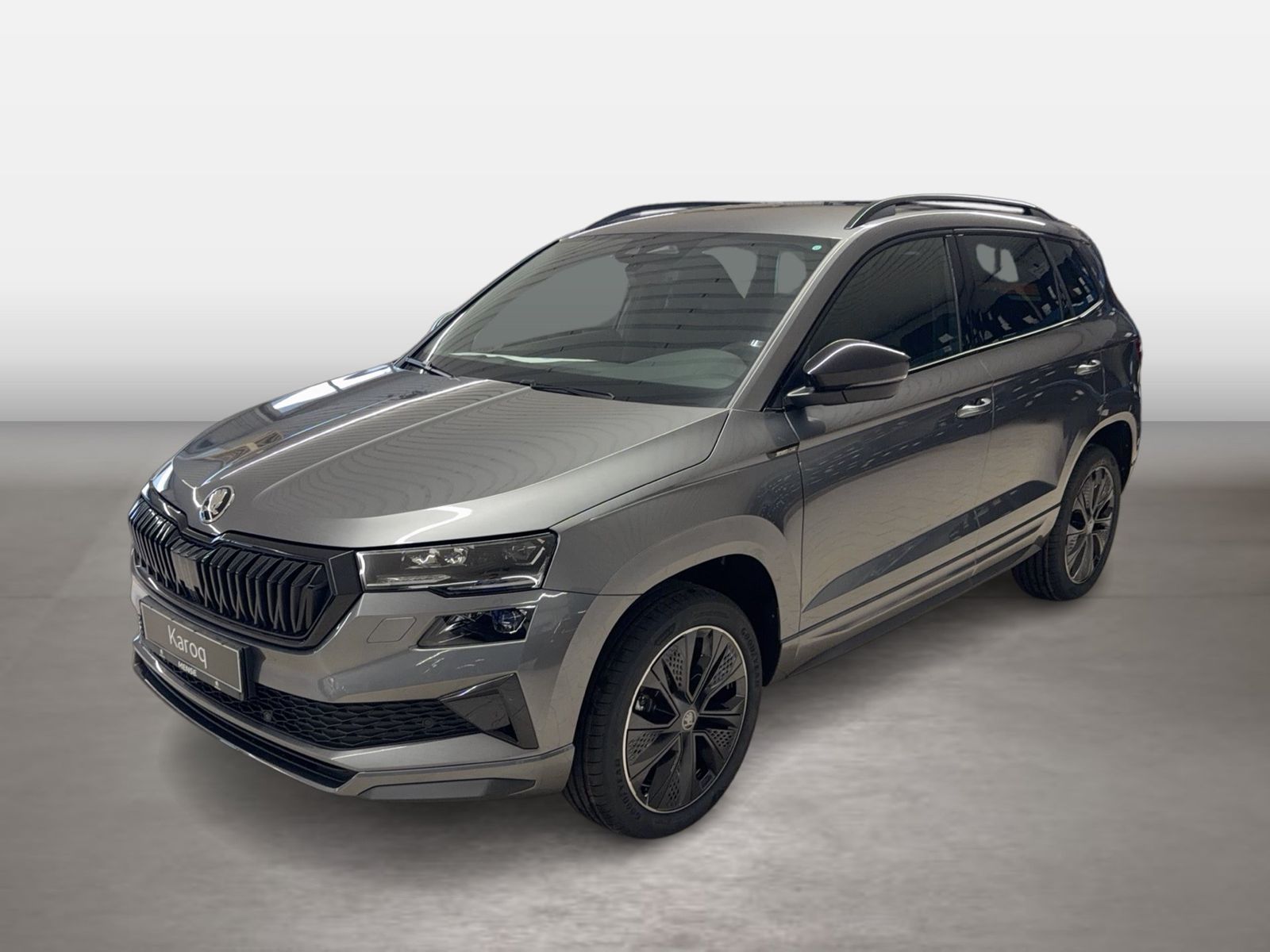 Fahrzeug autohaus mense Fahrzeugabbildung SKODA Karoq Sportline 1.5l TSI 110kW 7-Gang-DSG Matrix - mit KI generiert/bearbeitet
