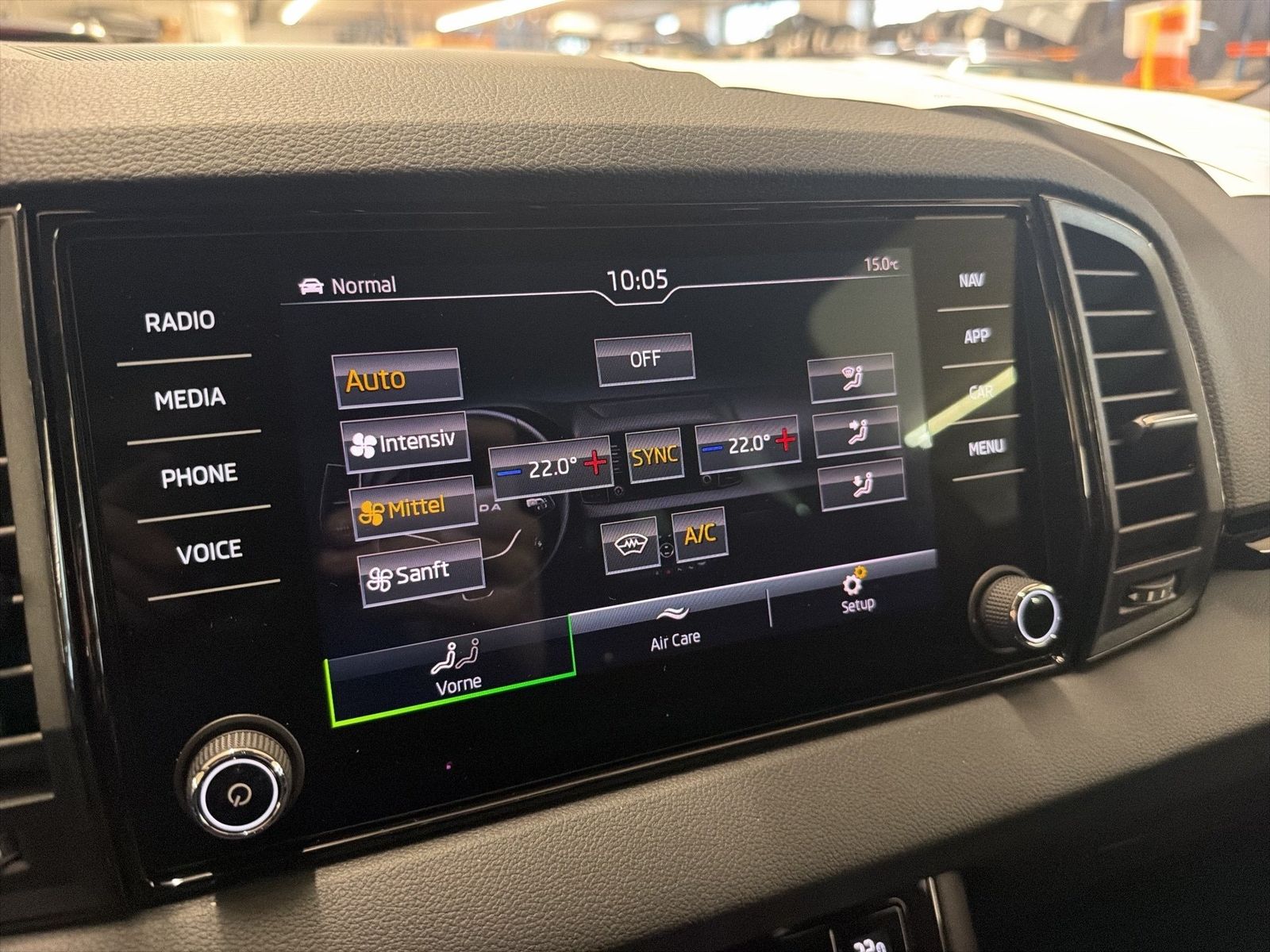 Fahrzeug autohaus mense Fahrzeugabbildung SKODA Karoq Sportline 1.5l TSI 110kW 7-Gang-DSG Matrix - mit KI generiert/bearbeitet