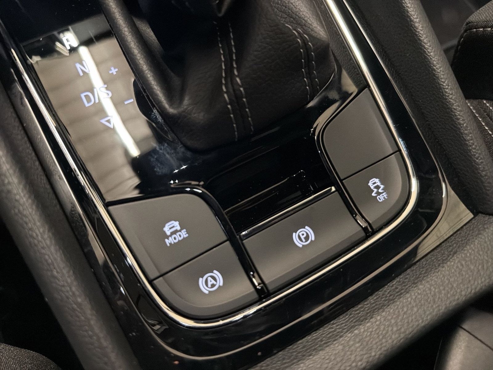 Fahrzeug autohaus mense Fahrzeugabbildung SKODA Karoq Sportline 1.5l TSI 110kW 7-Gang-DSG Matrix - mit KI generiert/bearbeitet