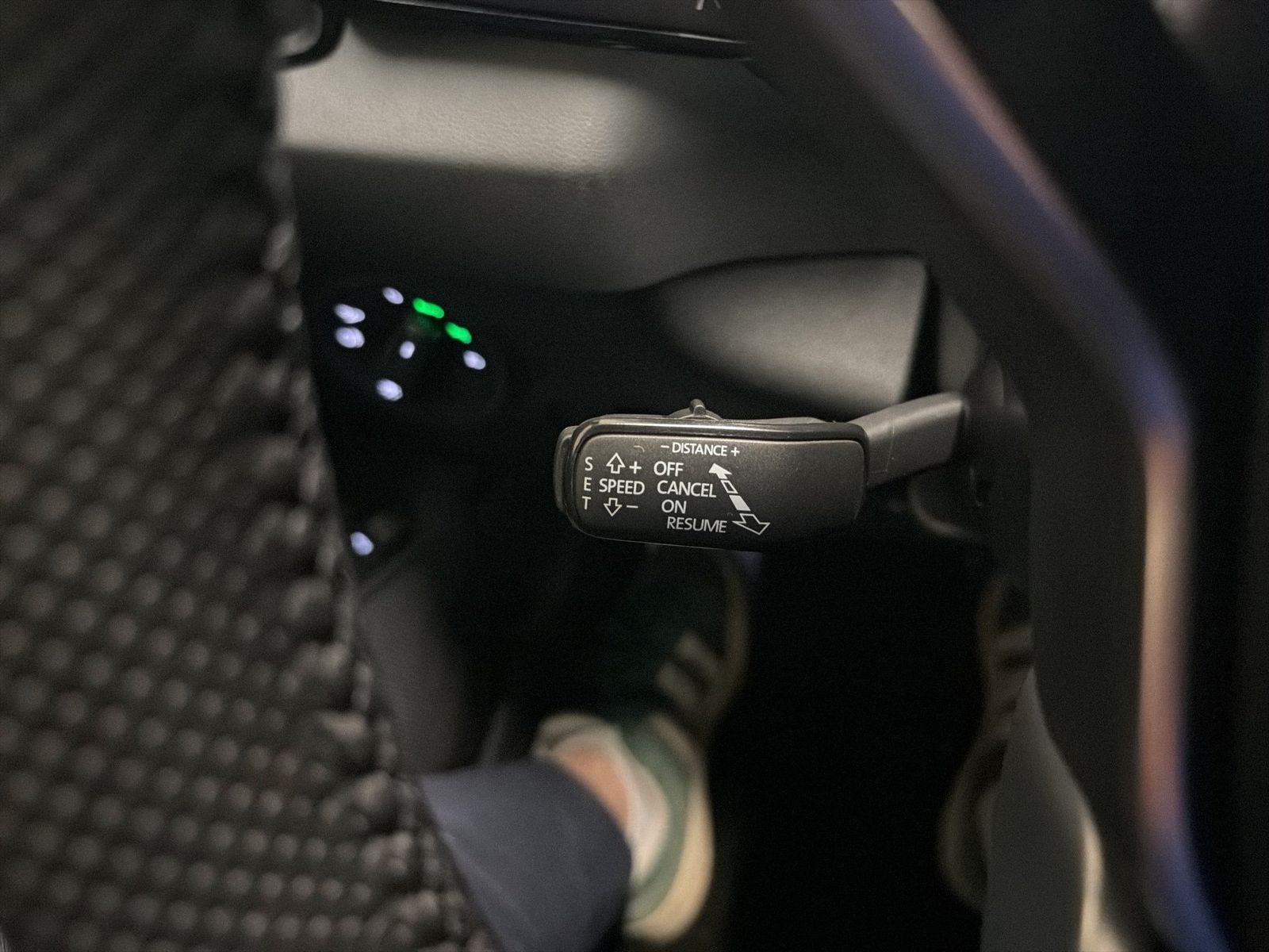 Fahrzeug autohaus mense Fahrzeugabbildung SKODA Karoq Sportline 1.5l TSI 110kW 7-Gang-DSG Matrix - mit KI generiert/bearbeitet