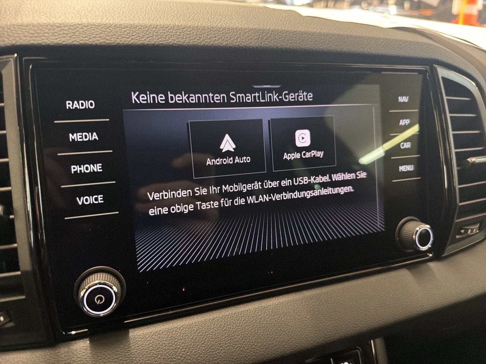 Fahrzeug autohaus mense Fahrzeugabbildung SKODA Karoq Sportline 1.5l TSI 110kW 7-Gang-DSG Matrix - mit KI generiert/bearbeitet