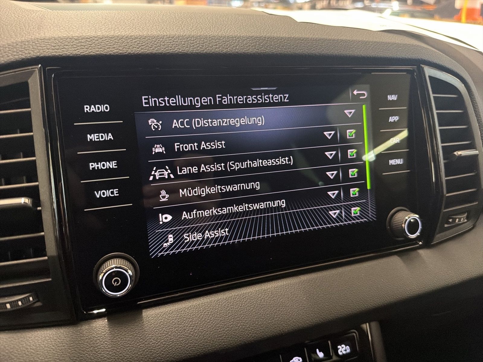 Fahrzeug autohaus mense Fahrzeugabbildung SKODA Karoq Sportline 1.5l TSI 110kW 7-Gang-DSG Matrix - mit KI generiert/bearbeitet