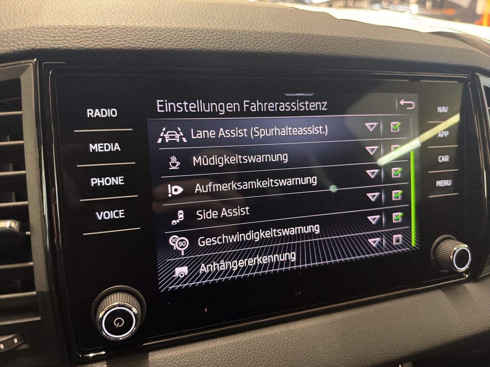 Fahrzeug autohaus mense Fahrzeugabbildung SKODA Karoq Sportline 1.5l TSI 110kW 7-Gang-DSG Matrix - mit KI generiert/bearbeitet