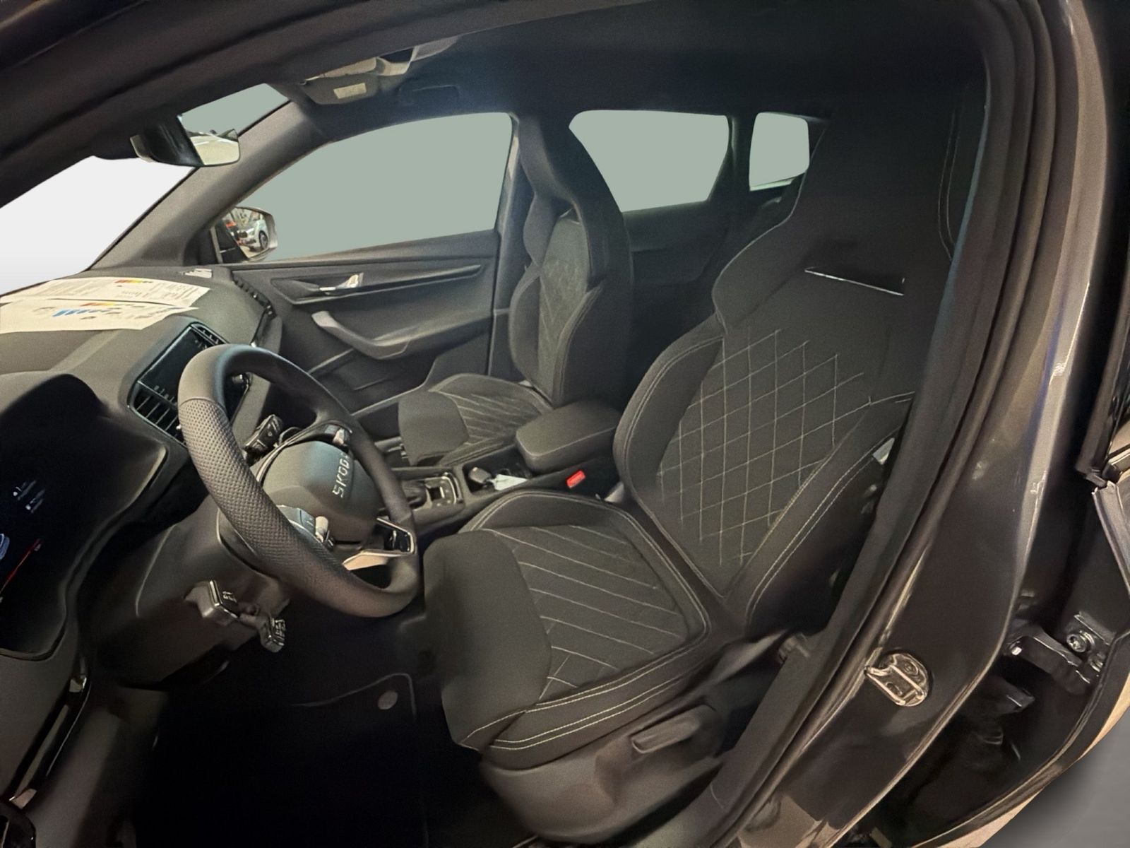 Fahrzeug autohaus mense Fahrzeugabbildung SKODA Karoq Sportline 1.5l TSI 110kW 7-Gang-DSG Matrix - mit KI generiert/bearbeitet