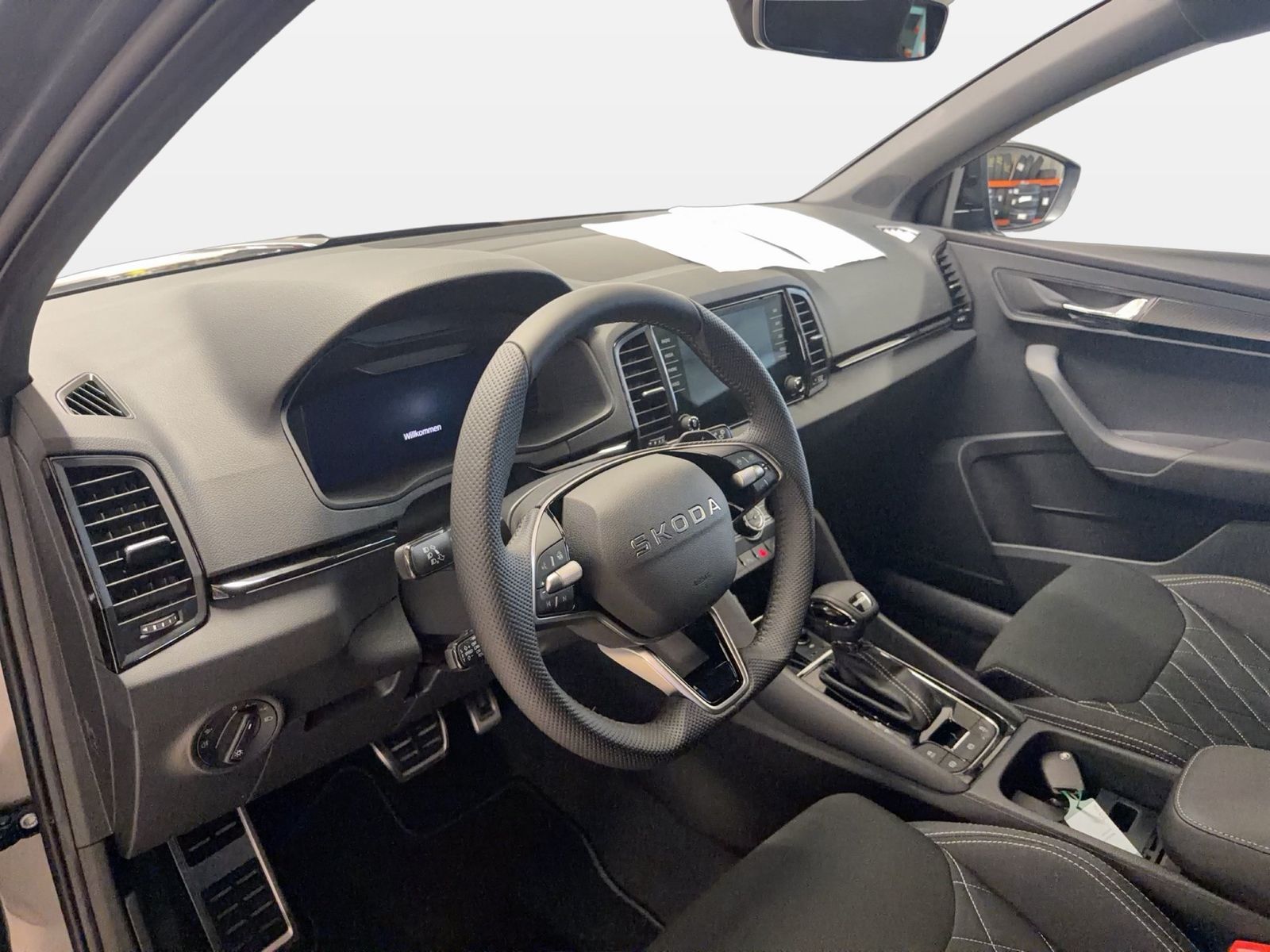 Fahrzeug autohaus mense Fahrzeugabbildung SKODA Karoq Sportline 1.5l TSI 110kW 7-Gang-DSG Matrix - mit KI generiert/bearbeitet