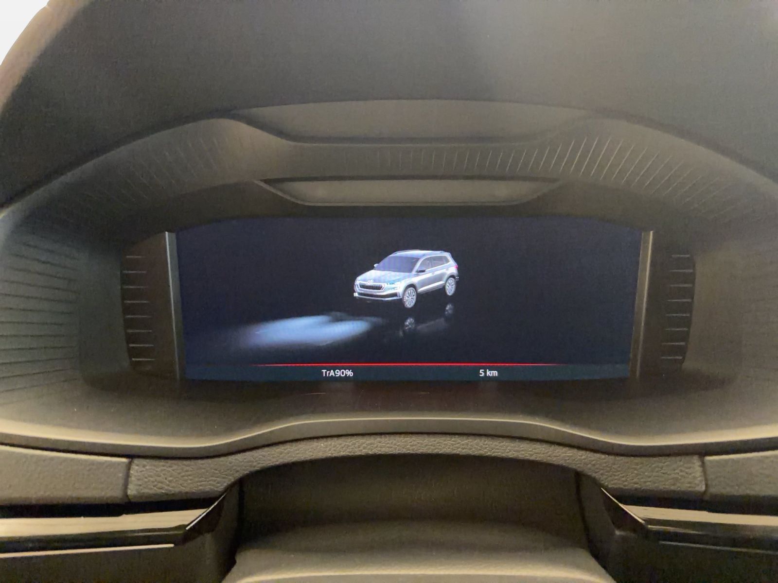 Fahrzeug autohaus mense Fahrzeugabbildung SKODA Karoq Sportline 1.5l TSI 110kW 7-Gang-DSG Matrix - mit KI generiert/bearbeitet