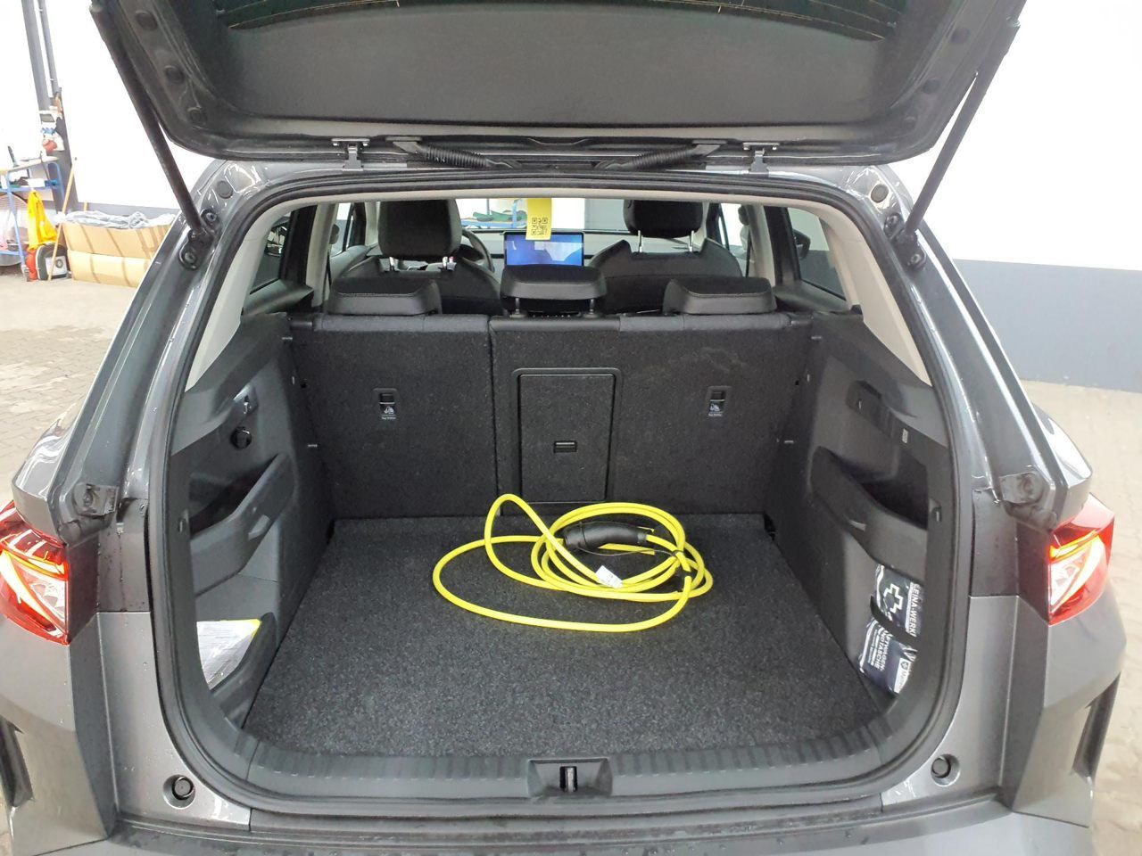 Fahrzeug autohaus mense Fahrzeugabbildung SKODA Elroq 85 Loft 4xSHZG ACC LED Navi Fernlichtass. - mit KI generiert/bearbeitet