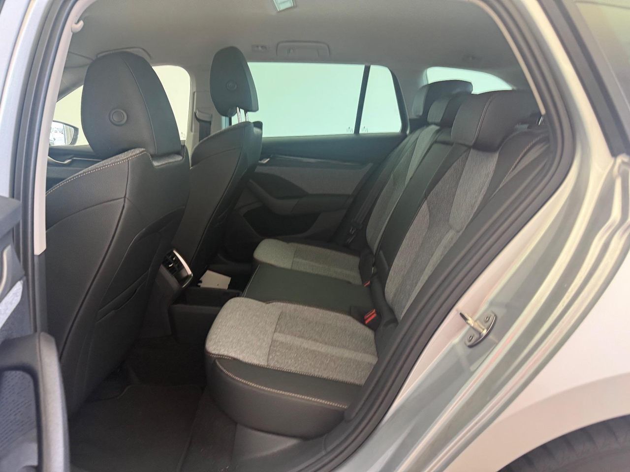 Fahrzeug autohaus mense Fahrzeugabbildung SKODA Octavia Combi Selection 2.0l TDI AHK ACC LED - mit KI generiert/bearbeitet