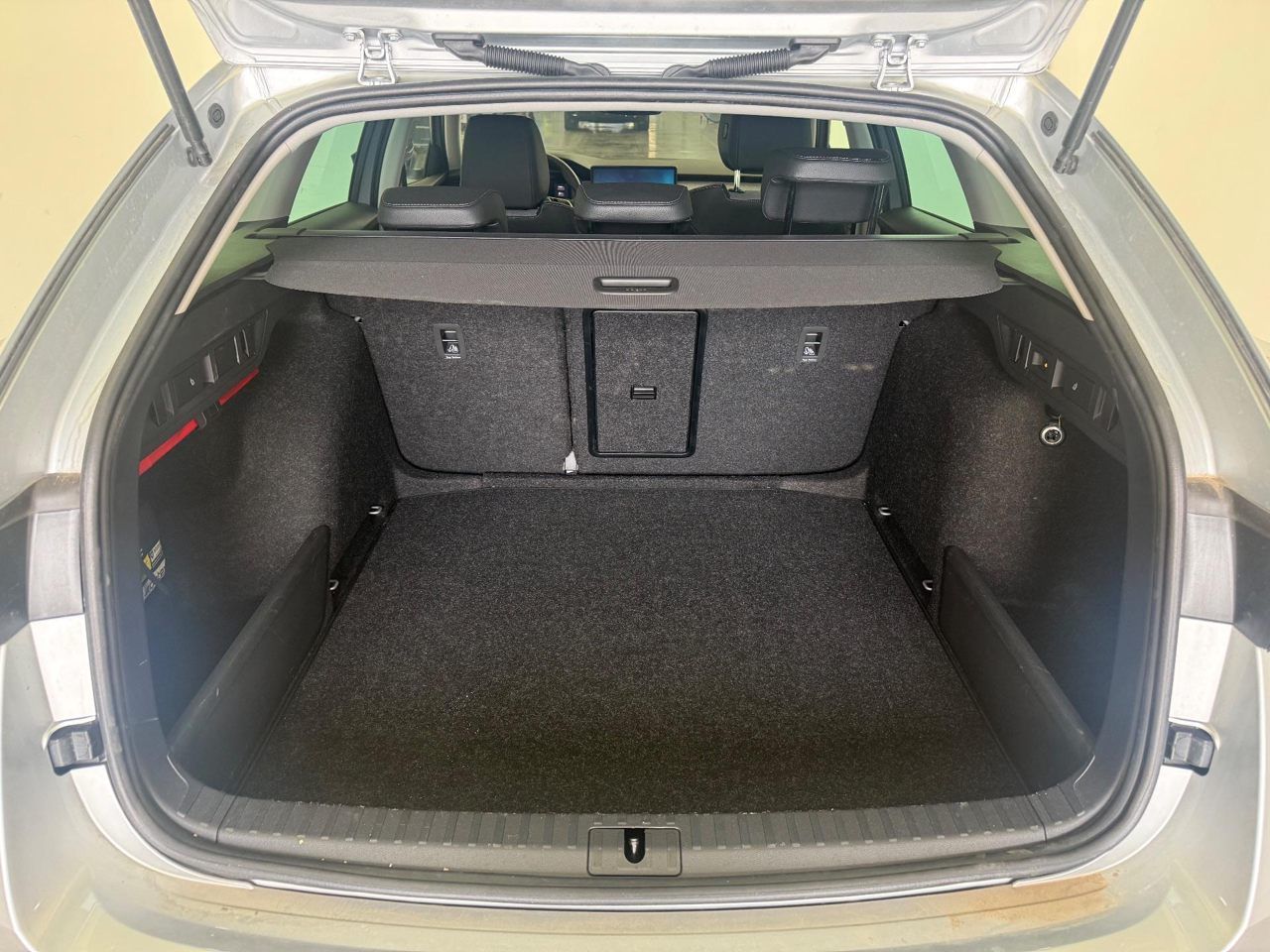 Fahrzeug autohaus mense Fahrzeugabbildung SKODA Octavia Combi Selection 2.0l TDI AHK ACC LED - mit KI generiert/bearbeitet