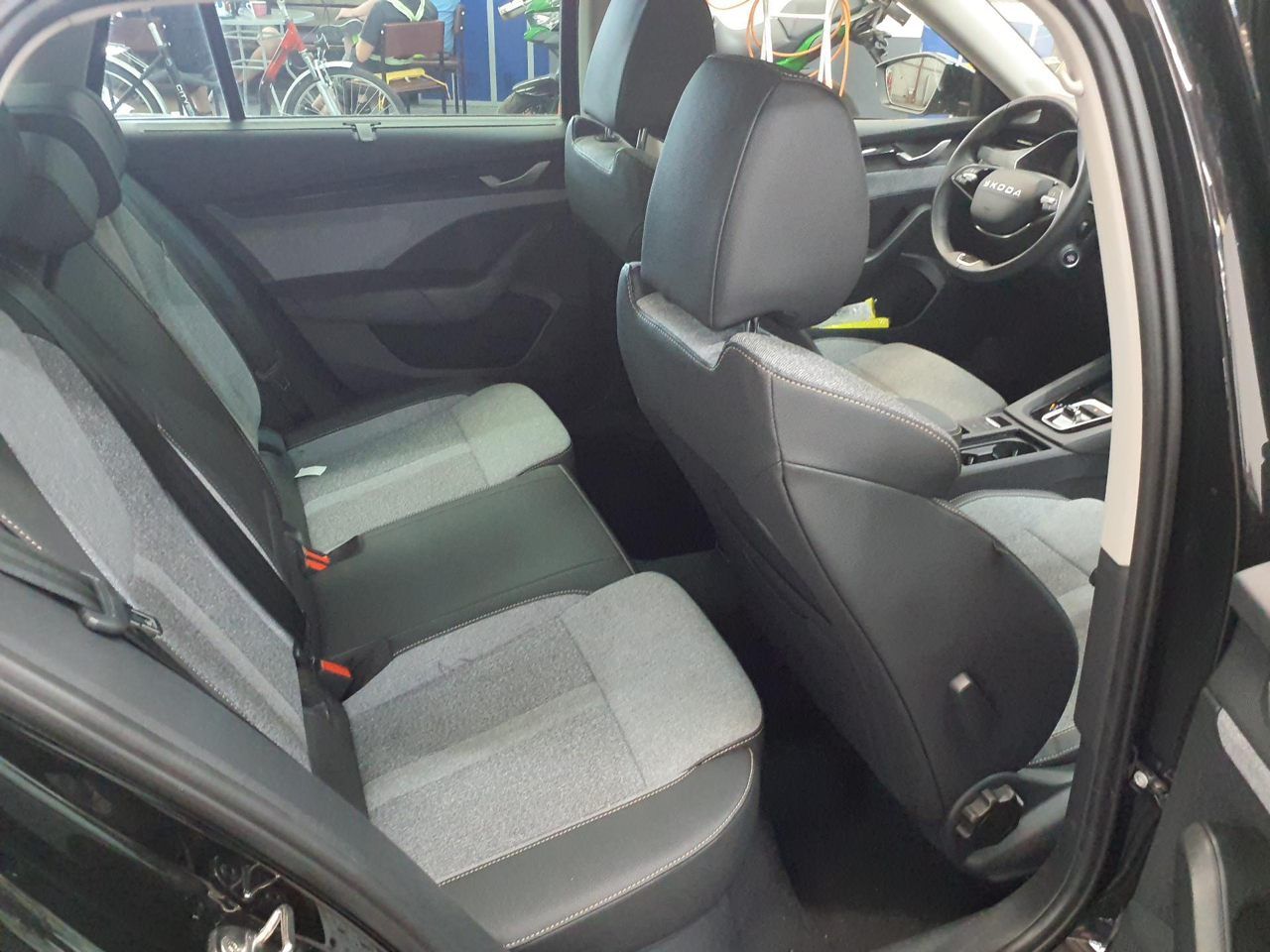 Fahrzeugabbildung SKODA Octavia Combi Tour 2.0l TDI Matrix HUD Pano SD - mit KI generiert/bearbeitet