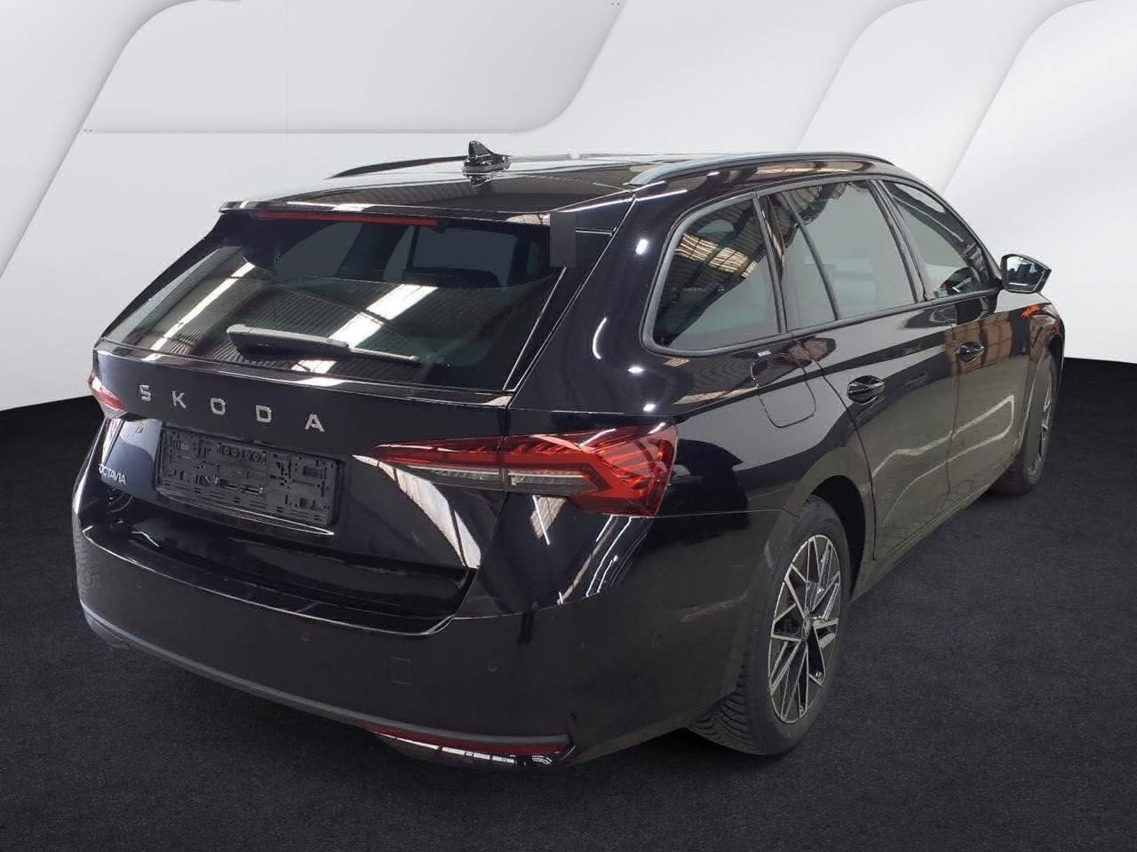 Fahrzeugabbildung SKODA Octavia Combi Tour 2.0l TDI Matrix HUD Pano SD - mit KI generiert/bearbeitet