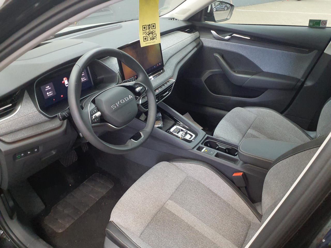 Fahrzeugabbildung SKODA Octavia Combi Tour 2.0l TDI Matrix HUD Pano SD - mit KI generiert/bearbeitet
