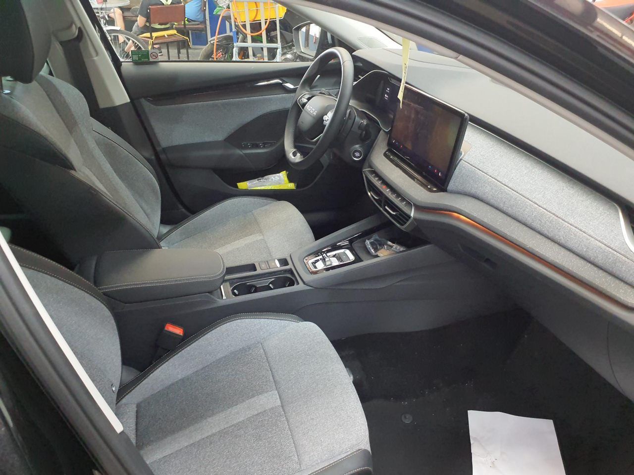 Fahrzeugabbildung SKODA Octavia Combi Tour 2.0l TDI Matrix HUD Pano SD - mit KI generiert/bearbeitet