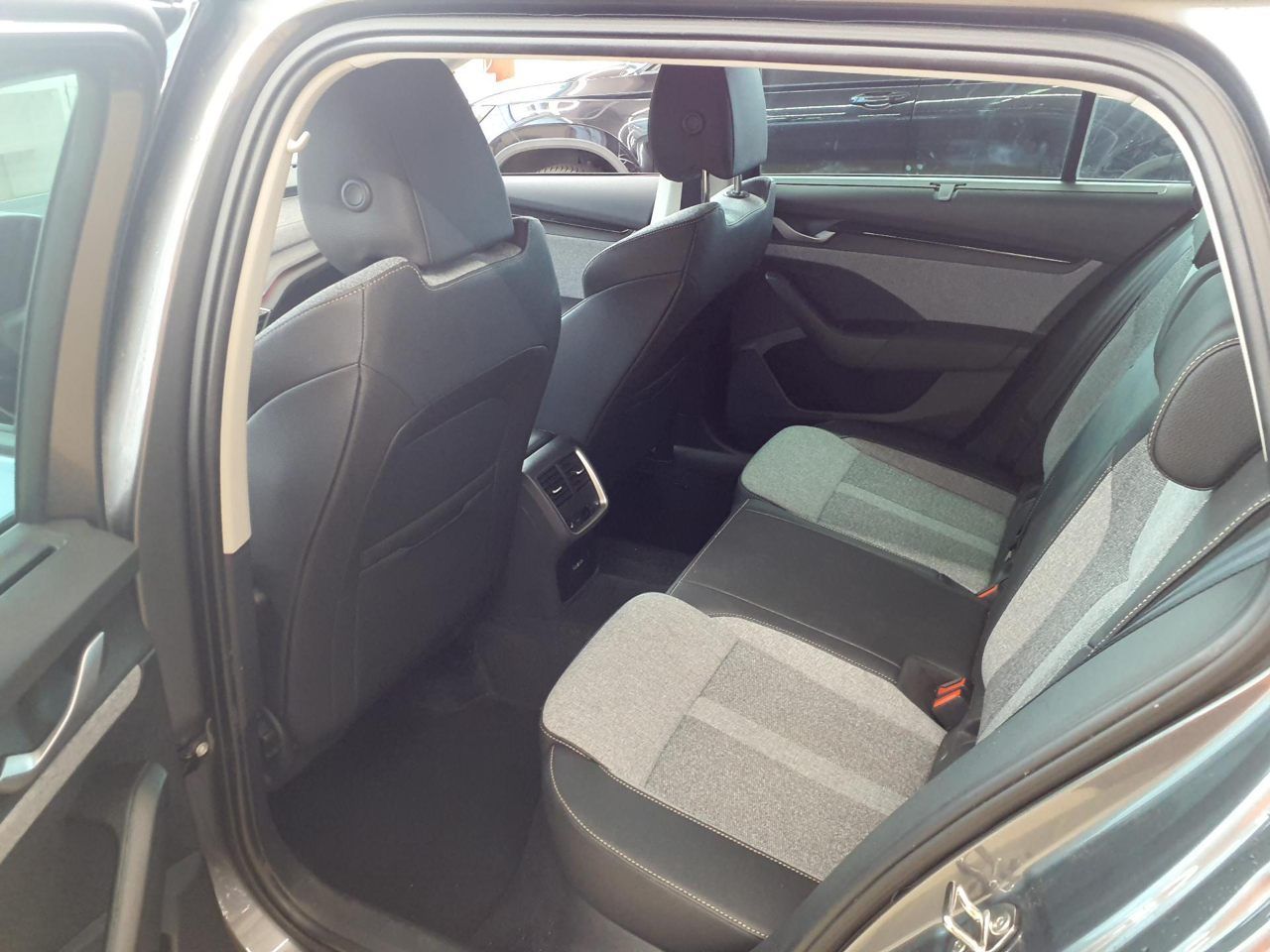 Fahrzeug autohaus mense Fahrzeugabbildung SKODA Octavia Combi Tour 2.0l TDI Matrix HUD Pano SD - mit KI generiert/bearbeitet