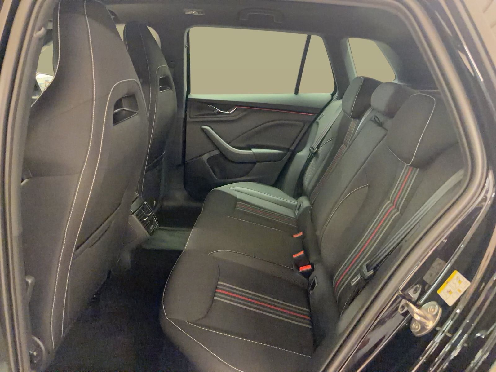 Fahrzeug autohaus mense Fahrzeugabbildung SKODA Kamiq 1.0 TSI Monte Carlo Matrix AHK Pano SD ACC - mit KI generiert/bearbeitet