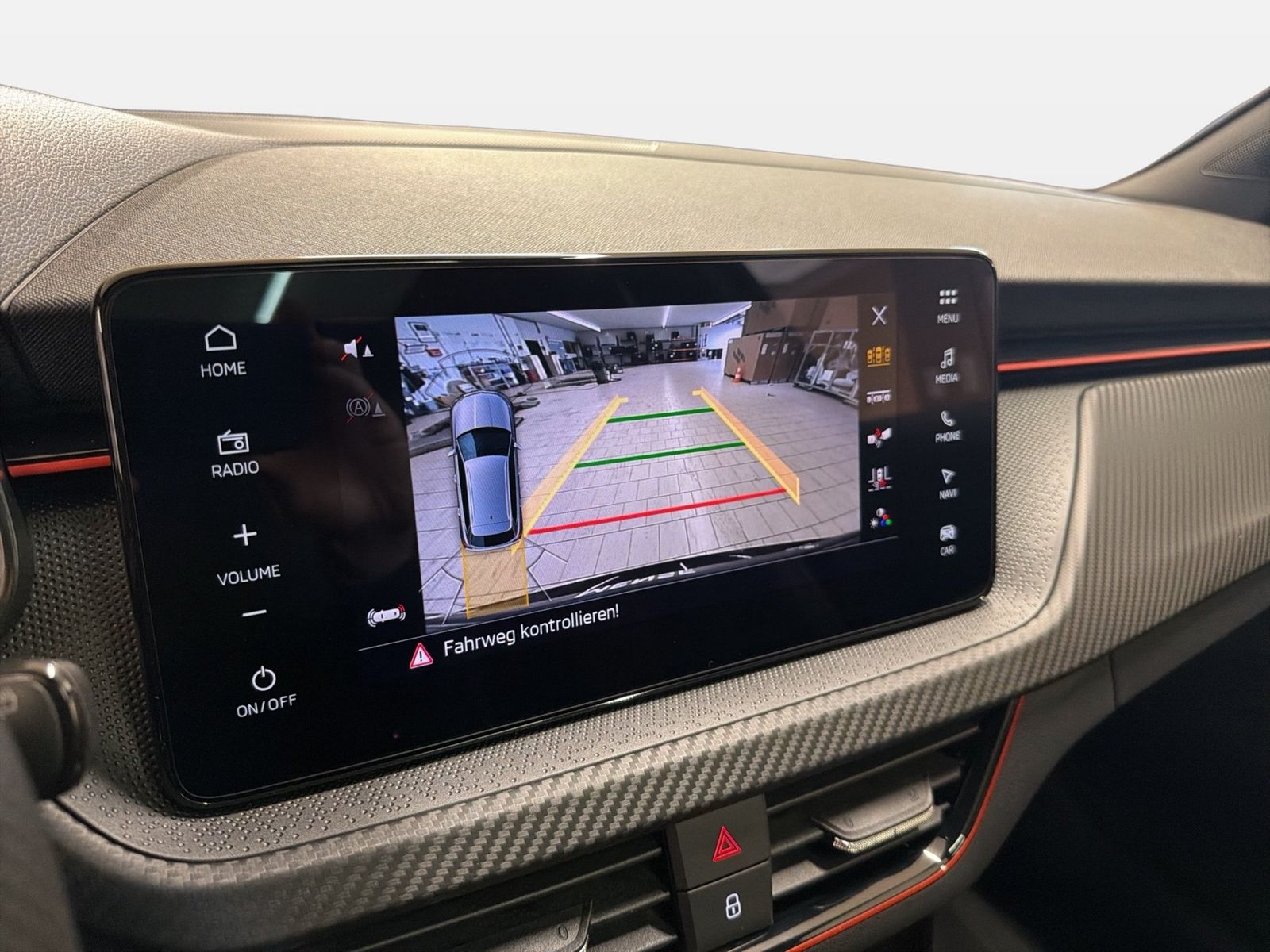 Fahrzeug autohaus mense Fahrzeugabbildung SKODA Kamiq 1.0 TSI Monte Carlo Matrix AHK Pano SD ACC - mit KI generiert/bearbeitet