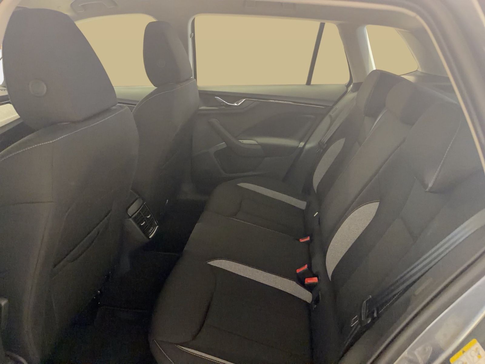 Fahrzeugabbildung SKODA Kamiq 1.0 TSI Balance Matrix LED VirtualCP PDC - mit KI generiert/bearbeitet