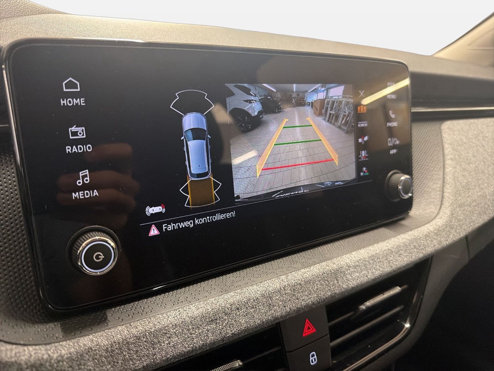 Fahrzeugabbildung SKODA Kamiq 1.0 TSI Balance Matrix LED VirtualCP PDC - mit KI generiert/bearbeitet