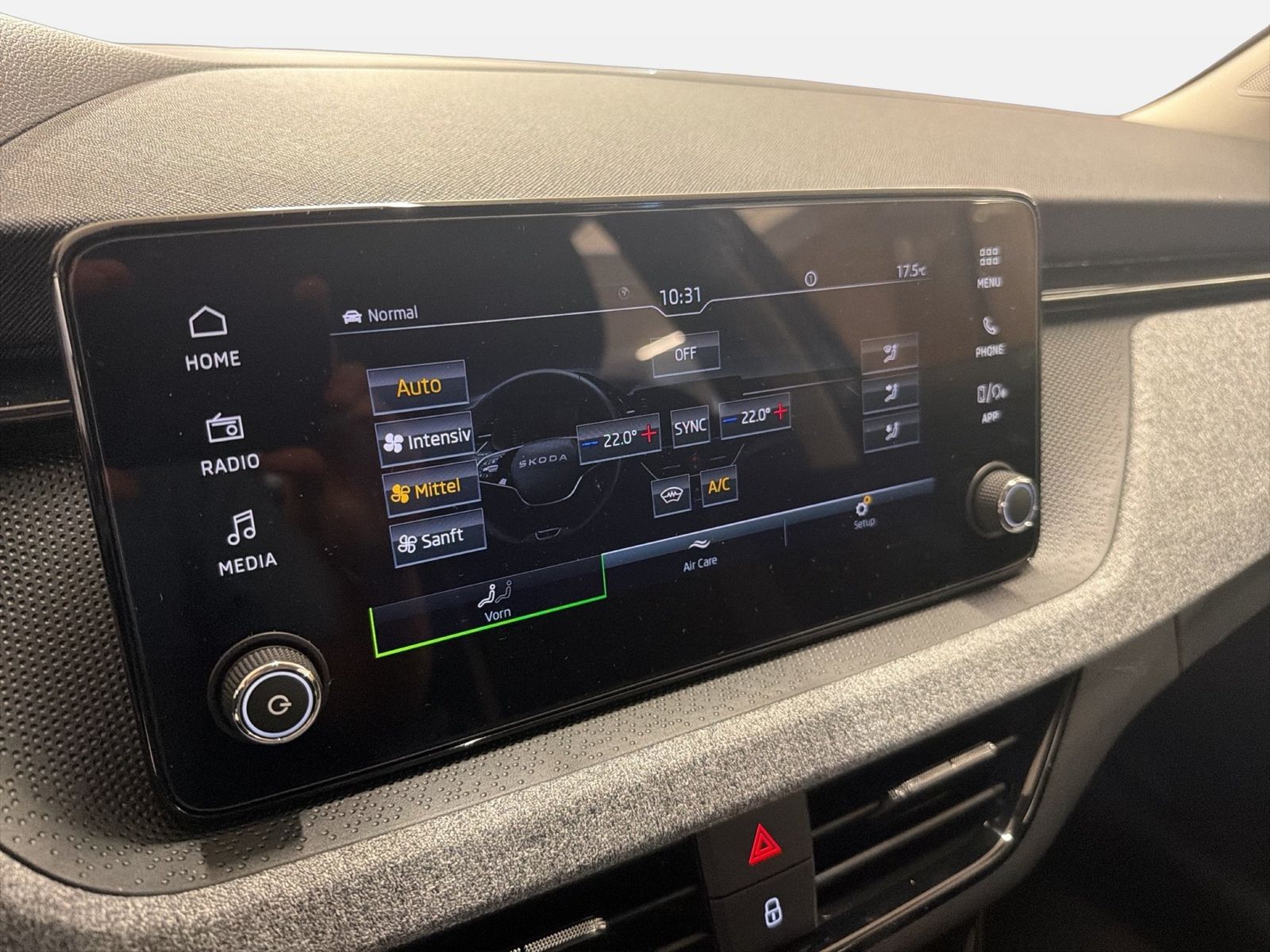Fahrzeugabbildung SKODA Kamiq 1.0 TSI Balance Matrix LED VirtualCP PDC - mit KI generiert/bearbeitet