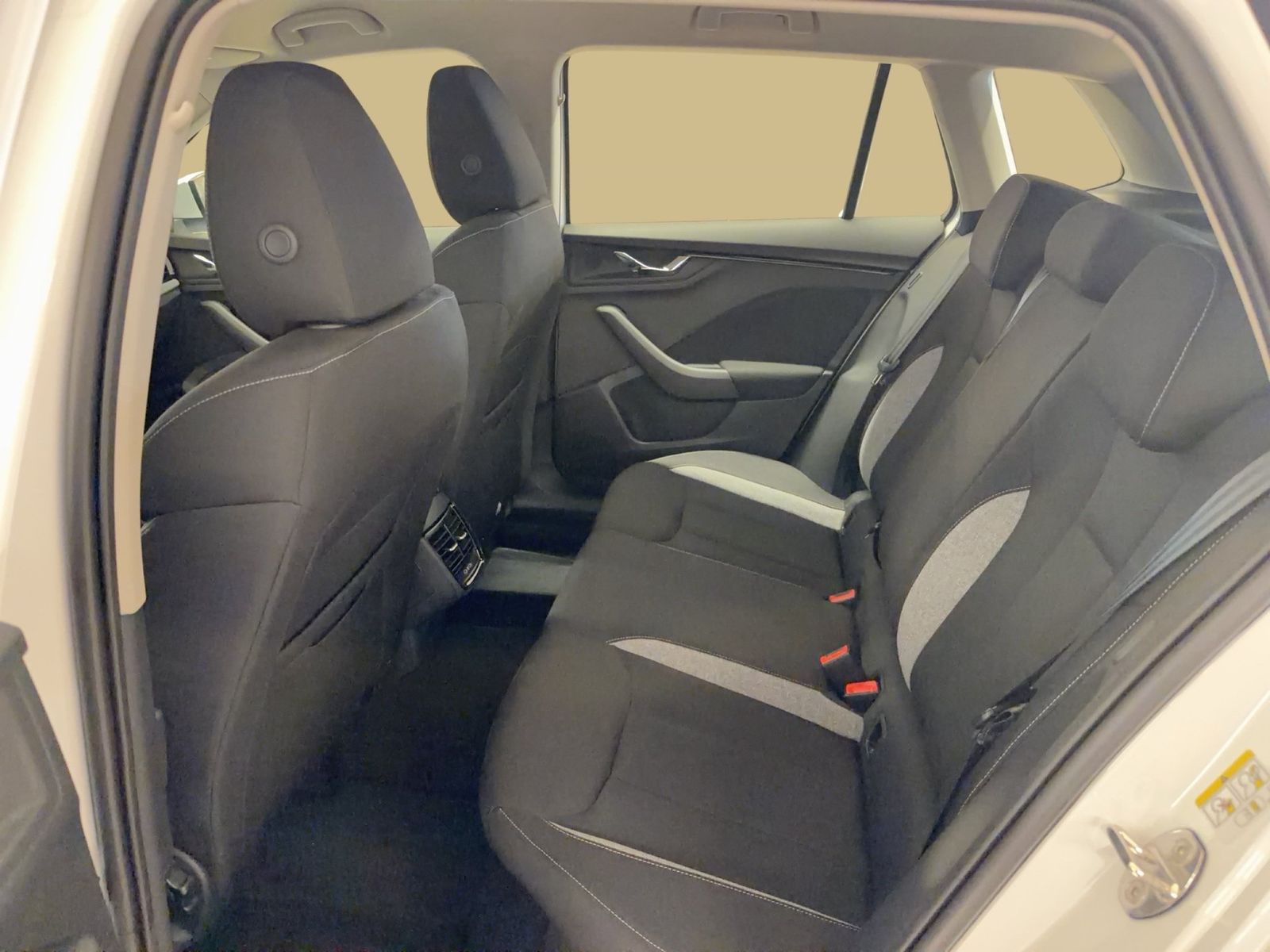 Fahrzeugabbildung SKODA Kamiq 1.0 TSI Tour Matrix LED VirtualCP Facelift - mit KI generiert/bearbeitet