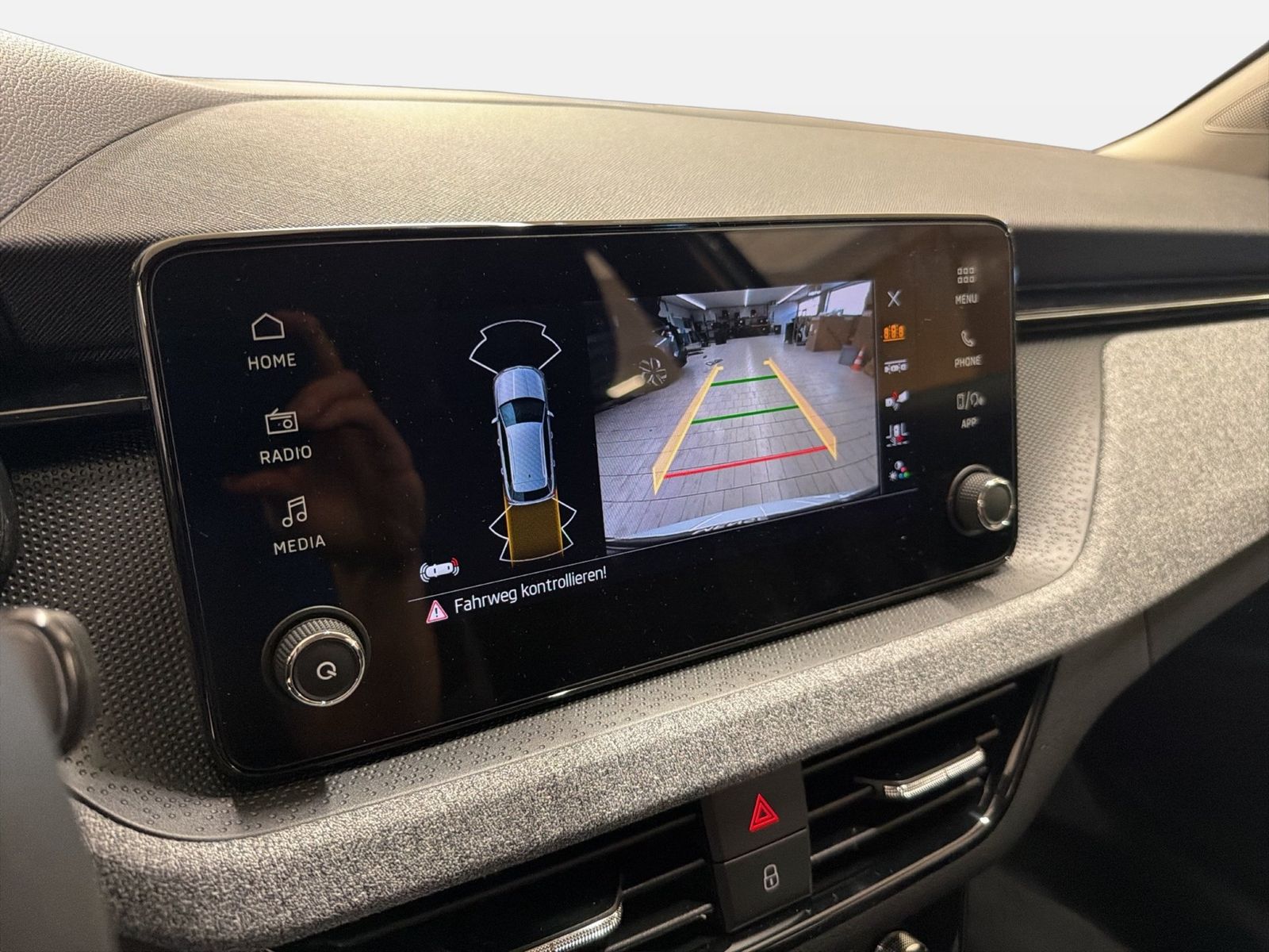 Fahrzeugabbildung SKODA Kamiq 1.0 TSI Tour Matrix LED VirtualCP Facelift - mit KI generiert/bearbeitet