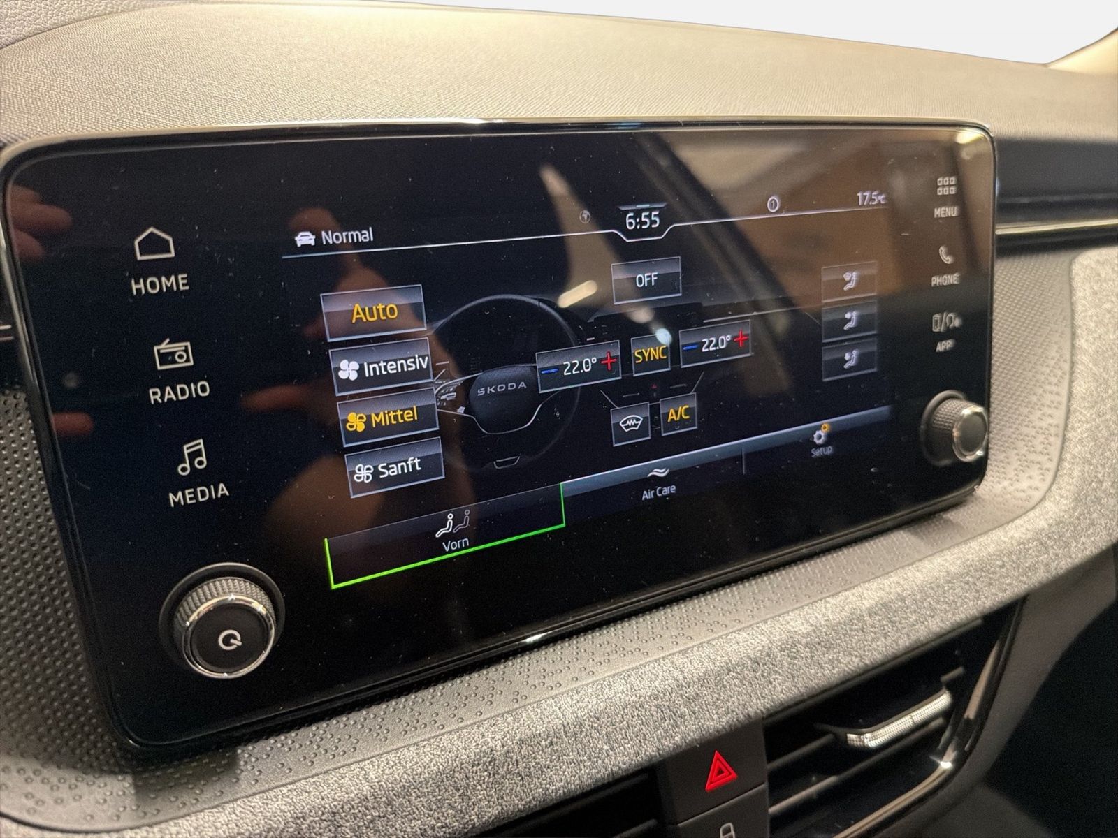 Fahrzeugabbildung SKODA Kamiq 1.0 TSI Tour Matrix LED VirtualCP Facelift - mit KI generiert/bearbeitet